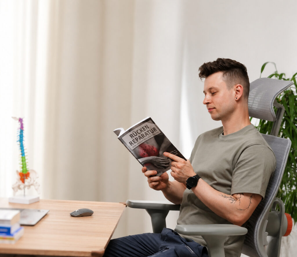 Schmerzcoach Ilja Panin vertieft in seinem Jenaer Büro die biomechanischen Prinzipien von Stuart McGills „Back Mechanic“ für ein evidenzbasiertes Rücken-Coaching.